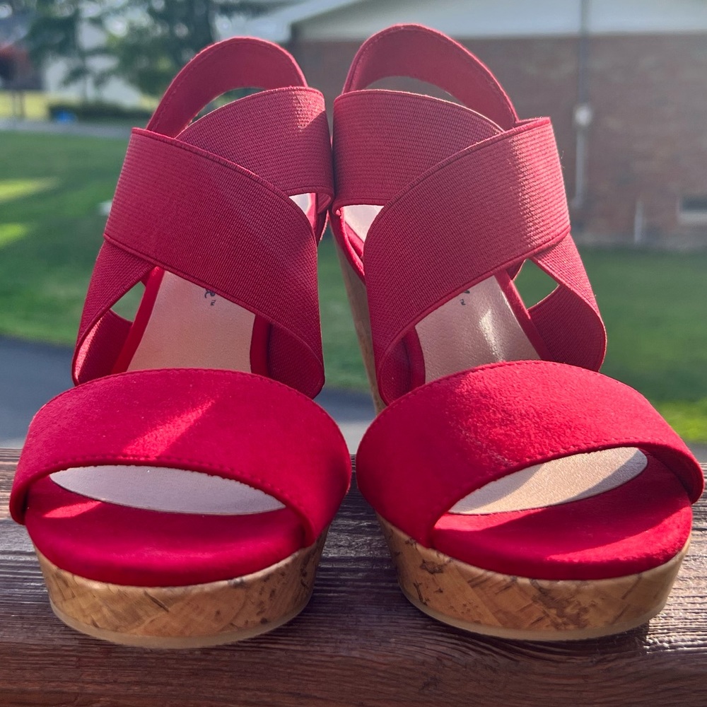 Red wedges, size 5